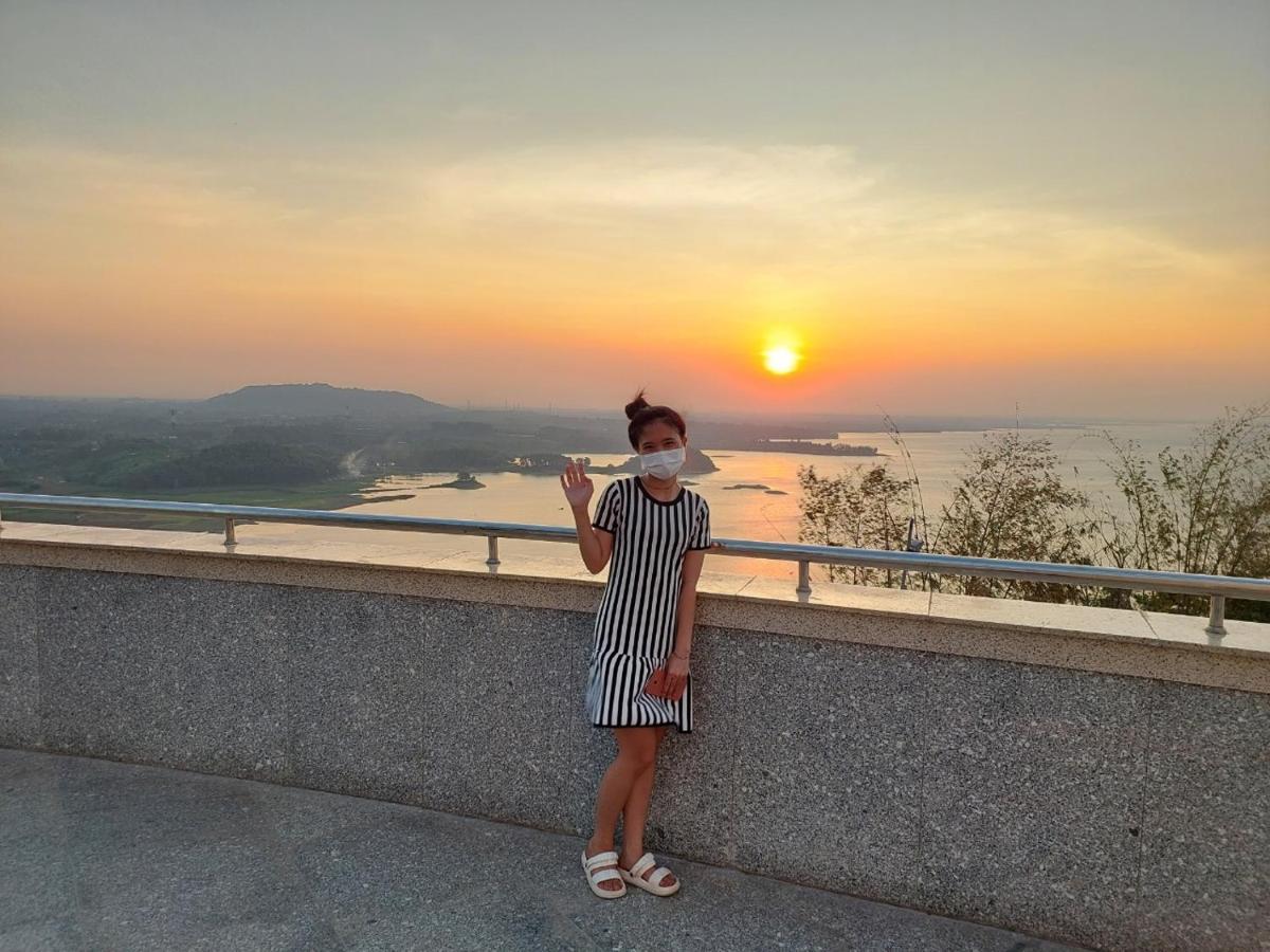 Tay Xa Trang Bom